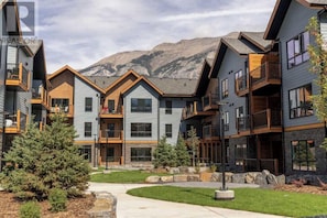 Exterior - Couple's Mountain Hideaway: Hot Tub, Balcony, Trails & Ski Storage (Dead Man's Flats)