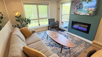 Smart TV, fireplace