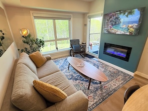 Smart TV, fireplace