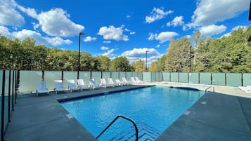 Una piscina al aire libre, una piscina climatizada
