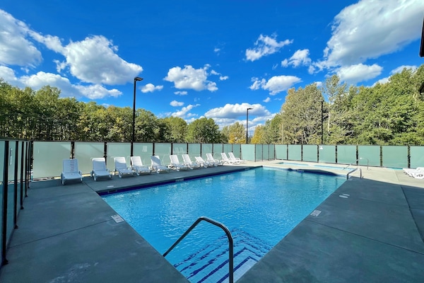 Een buitenzwembad, een verwarmd zwembad