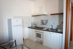 Oven, stovetop, coffee/tea maker, cookware/dishes/utensils