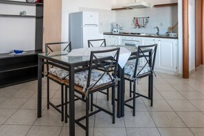 Ovn, kogeplade, kaffe-/temaskine, køkkentøj/tallerkener/redskaber