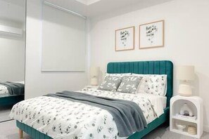 3 habitaciones, tabla de planchar con plancha, wifi y ropa de cama 