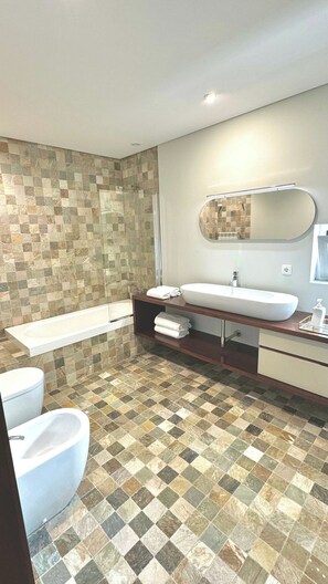 Secadora de cabello y bidet 