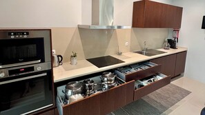 Frigorífico, microondas, horno y placa de cocina