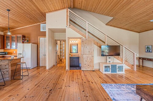 Rustic Elegance: Ponds, firepit