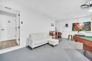 TV connectée, baby-foot, espaces bureaux