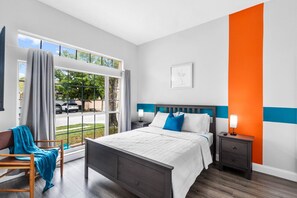 5 chambres, bureau, fer et planche à repasser, lit de bébé portatif