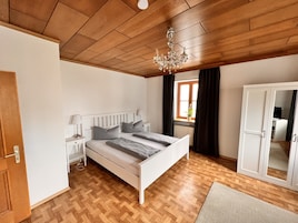 Quarto triplo básico, banheiro compartilhado