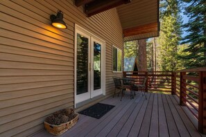 Outdoor dining - Family/Pet-Friendly Home in Soda Springs near Sugar Bowl, Truckee (Soda Springs)