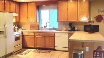 Microondas, horno, parrilla de estufa y lavavajillas