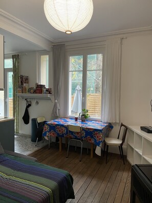 1 habitación, tabla de planchar con plancha, wifi y ropa de cama 