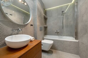 アパートメント 1 ベッドルーム バルコニー | バスルーム | バスローブ、タオル、トイレットペーパー