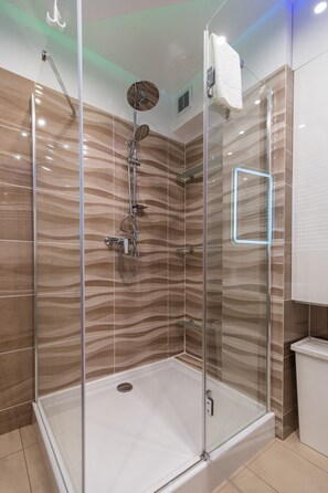 Apartment, 1 Schlafzimmer, Balkon, Meerseite | Badezimmer | Dusche, Handtücher