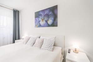 Apartamento, 1 quarto, sacada, de frente para o mar | Roupa de cama