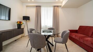 Familienzimmer | Wohnbereich | LED-Fernseher