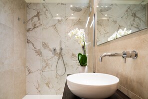 Habitación Deluxe | Baño | Ducha y cabezal de ducha tipo lluvia