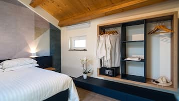 Habitación triple superior | Ropa de cama de alta calidad y edredones de plumas