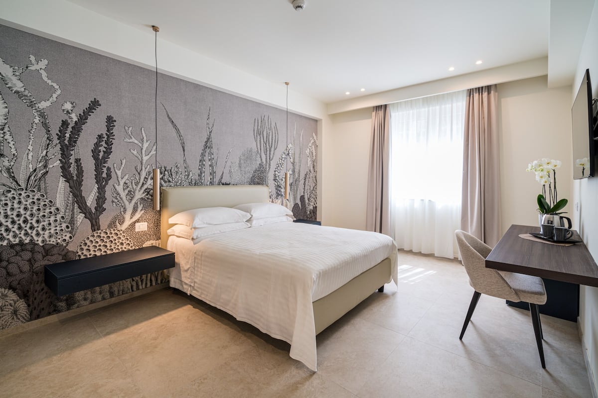 Family Room | Peralatan tempat tidur premium, gebar bulu kapas, busa memori, bar mini