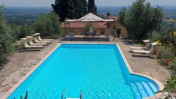 Kolam renang outdoor musiman, dengan payung kolam renang