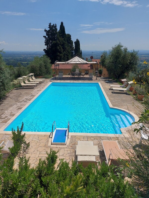 Seasonal outdoor pool, open 9:00 AM to 7:00 PM, pool umbrellas - Agriturismo Podere Pilar (Monsummano Terme)