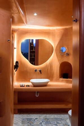 Een douche, handdoeken, zeep, shampoo