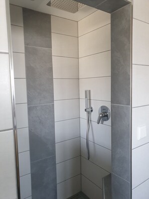 Shower, hair dryer, towels, soap - Appartement mit gr. Garten u. 2 Bäder (Vilshofen an der Donau)