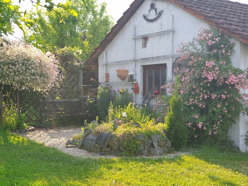 Appartement 84 qm, 2 Schlafzimmer u. 2 Bäder, mit gr. Garten