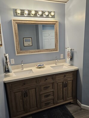 Een douche, een haardroger, handdoeken, zeep