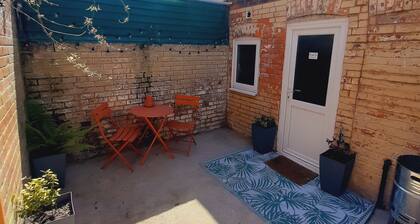 Hidden Retreat - 4 mins to beach & 3 mins to train station. Pet friendly!