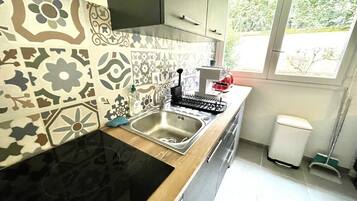 Réfrigérateur, micro-ondes, four, plaque de cuisson