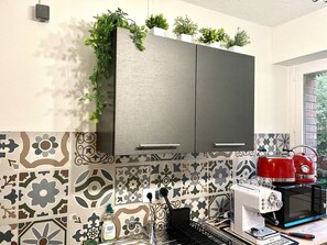 Een koelkast, een microgolfoven, een oven, een kookplaat