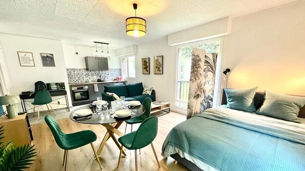 A modern bedroom with a bed, a dining area with chairs, a kitchen, and a living area with a sofa. - 35m2# Luxe#chateau#insead#bestodblo (Fontainebleau)