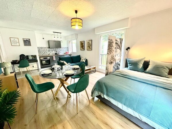 1 slaapkamer, een bureau, een strijkplank/strijkijzer, wifi