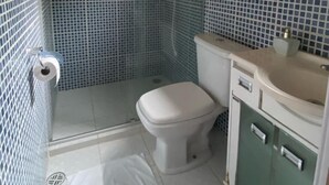 A bathroom with a shower, toilet, and sink. - Estalagem São Gonçalo  (Paraty)
