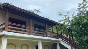 A two-story building with a balcony, a staircase leading to the upper floor, and a front door. - Estalagem São Gonçalo  (Paraty)