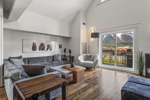 电视、壁炉、立体声音响