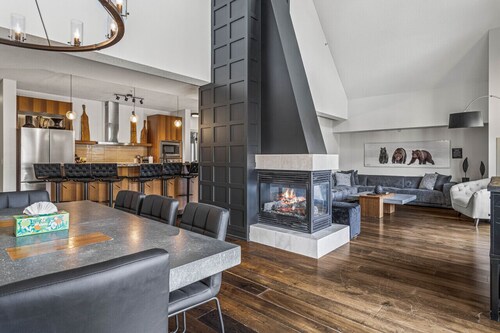 Luxury 4BR Penthouse: Prv Hot Tub + EPIC Mtn Views