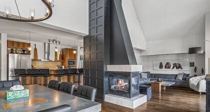 Luxury 4BR Penthouse: Prv Hot Tub + EPIC Mtn Views