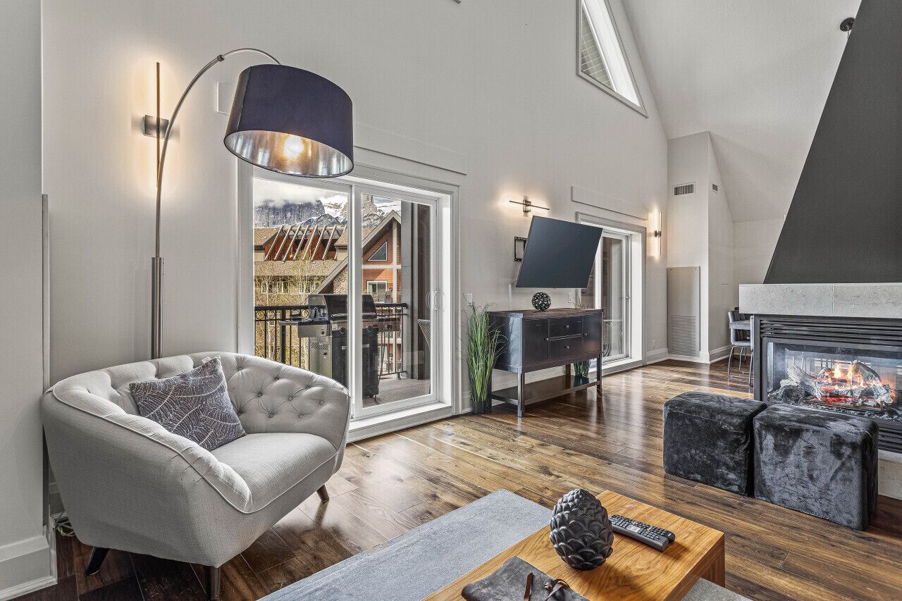 Fernseher, Kamin, Stereoanlage