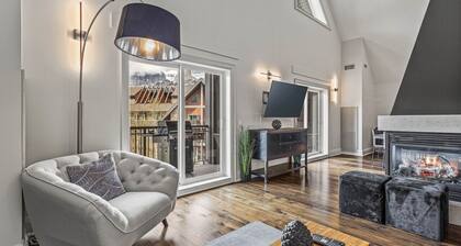 Luxury 4BR Penthouse: Prv Hot Tub + EPIC Mtn Views
