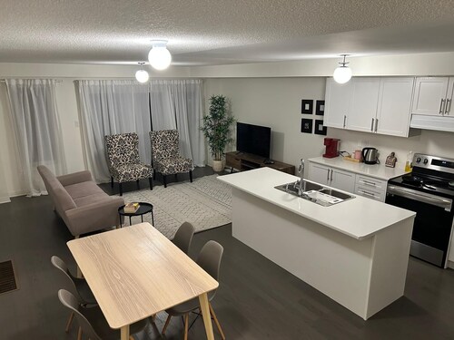 Lakeside Serenity: A Modern 3BR Family Getaway