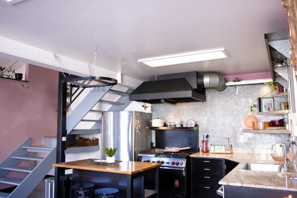 Frigorifero, microonde, forno, piano cottura