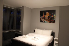 4 bedrooms, desk, iron/ironing board, travel crib