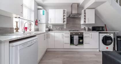 Beautiful refurbished 4 Bedrooms