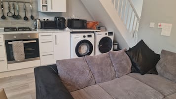 TV connectée, lecteur de DVD, livres