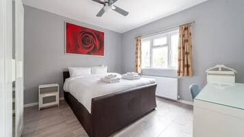 4 Schlafzimmer, Schreibtisch, Bügeleisen/Bügelbrett, Reisekinderbett