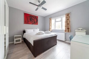 4 bedrooms, desk, iron/ironing board, travel crib - Beautiful 4 Bedrooms House (London)