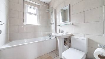 Haartrockner, Bidet, Handtücher, Seife